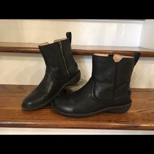 UGG Neevah Bootie in Black (size 7)